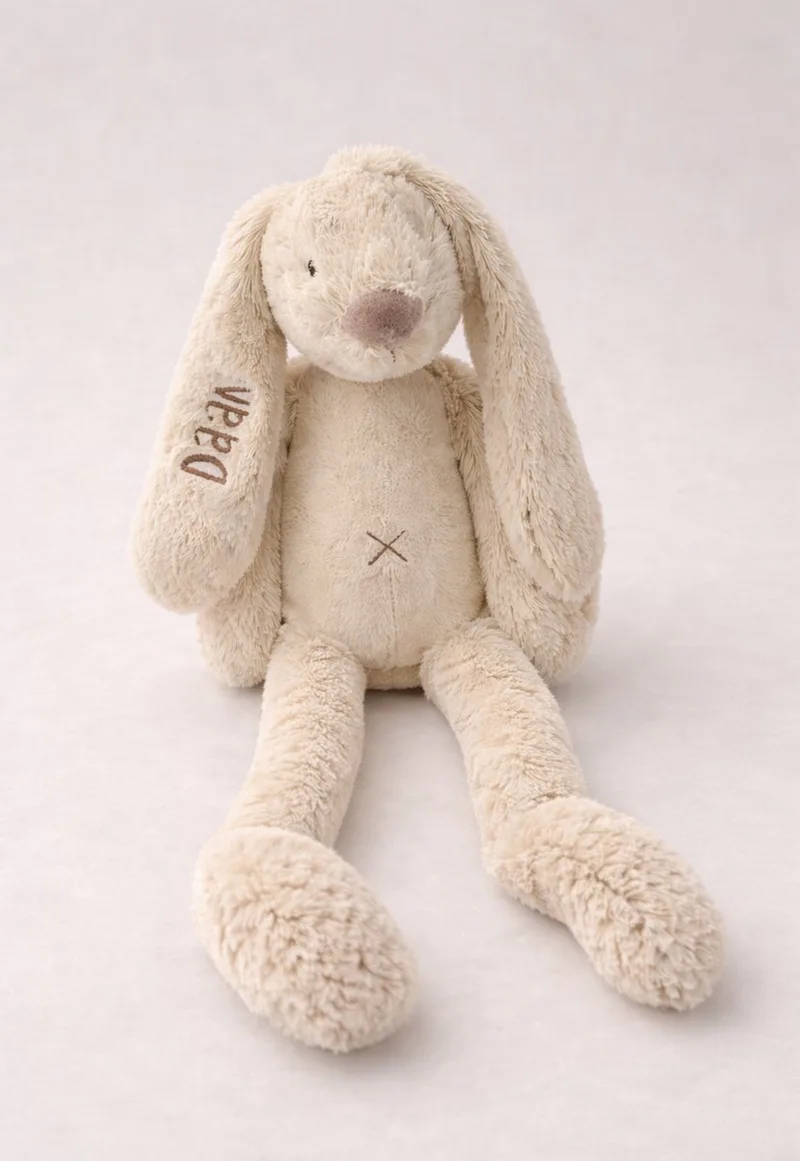 Richie knuffel 38cm met naam geborduurd von Happy Horse in Beige – Produktfoto
