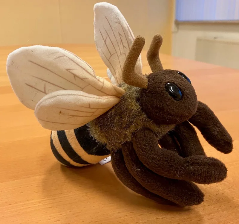 knuffel De Europese Bij. 20 cm von Living Nature in Bruin en geel – Produktfoto