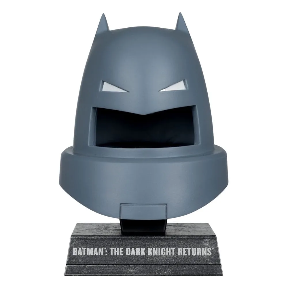 Armored Batman 1/3 Cowl Replica fra McFarlane Toys – produktbillede