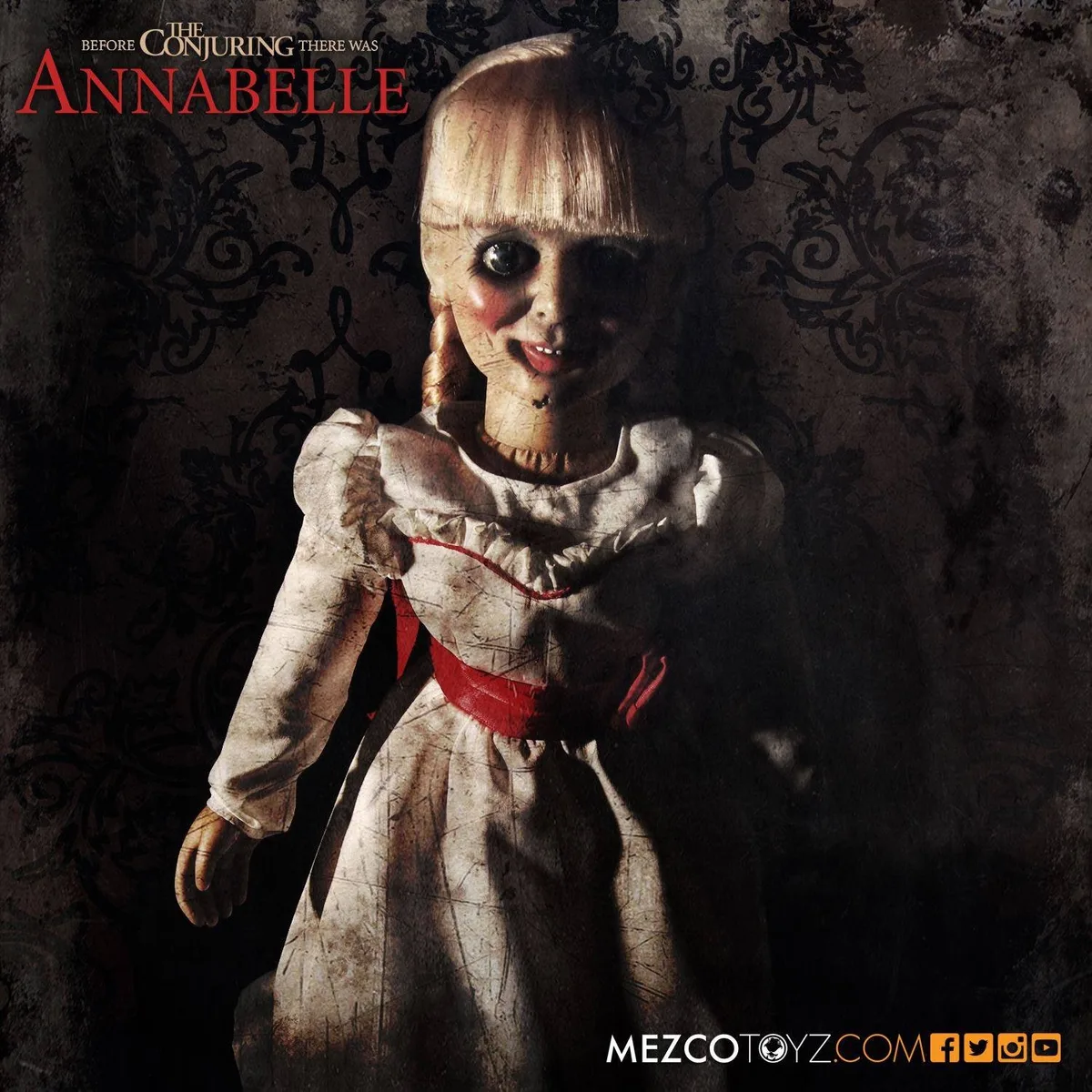 The Conjuring Replica Annabelle Doll van Mezco – productfoto