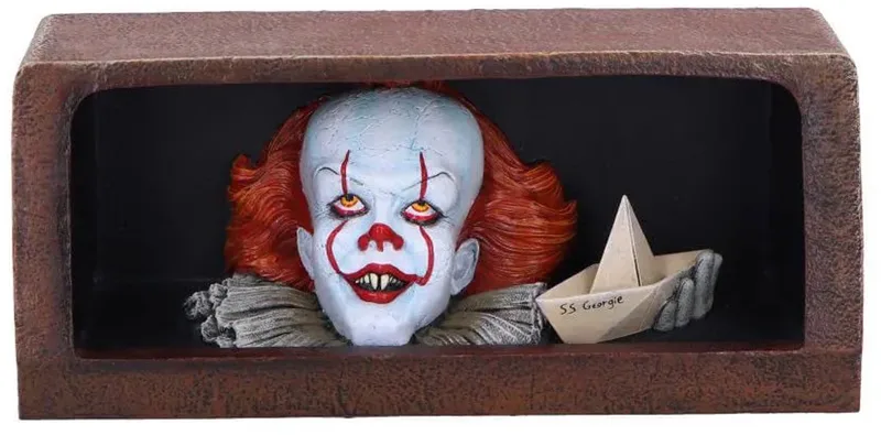 IT Pennywise - Horror Drain - beeld - met lichteffect (Nemesis Now) van Nemesis Now in Pennywise – Horror Drain – productfoto