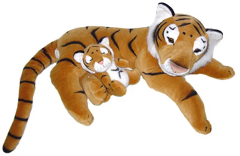 Pluche Knuffeldier Tijger liggend met baby - 80 cm van Pia Soft Toys in Bruin – productfoto