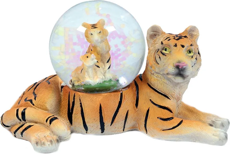 Tijger Liggend Waterbal - 45 mm - Snowglobe från Pia Soft Toys i Brun – produktbild