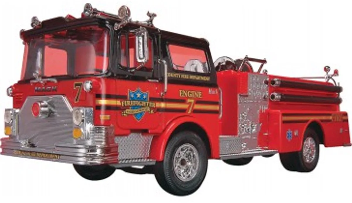 Modelbouwpakket Militaire voertuigen - 11225 Mack Fire Pumper Truck - SnapTite Max Kit Plastic - 1:32 - Modelbouw van Revell in Meerkleurig – productfoto