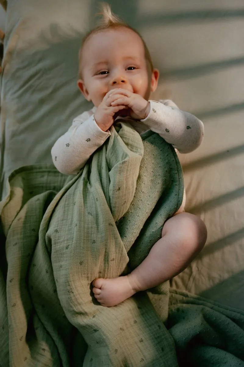 Gebreid wiegdeken - Fleece - Essentials van Little Dutch in Groen – productfoto 3 van 4