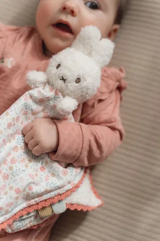 Nijntje x Little Dutch - Knuffeldoekje - Lucky Blossom van Tiamo in Roze – productfoto 4 van 4