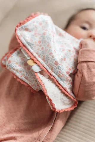 Nijntje x Little Dutch - Knuffeldoekje - Lucky Blossom van Tiamo in Roze – productfoto 3 van 4